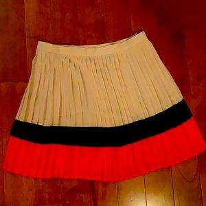 Pleated mini skirt tan, black and red